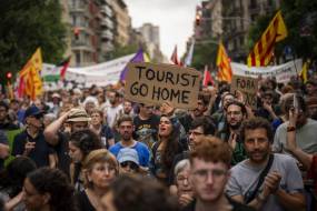 Οι Ισπανοί γυρνάνε την πλάτη στον υπερτουρισμό και στέλνουν τους τουρίστες σπίτια τους