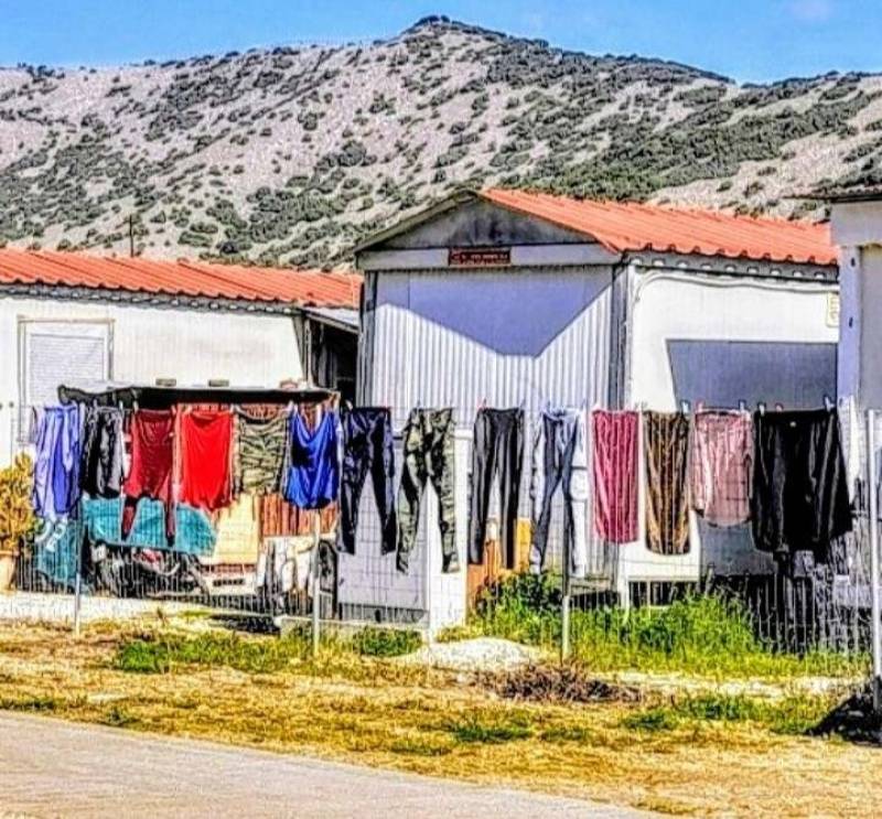 Τριάμισι χρόνια σε κοντέινερ – Οι σεισμόπληκτοι της Θεσσαλίας έχουν ξεχάσει τη ζωή τους πριν το 2021