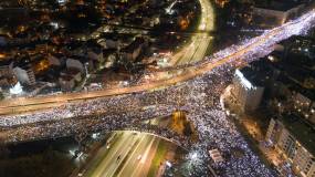 Σερβία: Υπαινιγμός για πρόωρες εκλογές από τον Βούτσιτς – Ανυποχώρητο το κίνημα ζητά την παραίτηση του