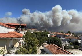 «Κόλαση» φωτιάς στον Βαρνάβα: Καίγονται σπίτια, απεγκλωβίστηκαν κάτοικοι - Δύο άτομα στο νοσοκομείο